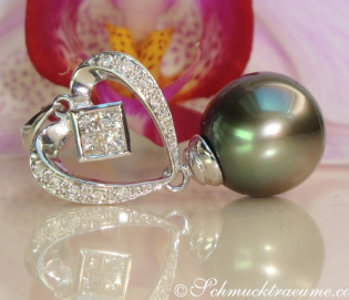 Feminine Tahitian Pearl Diamond Pendant