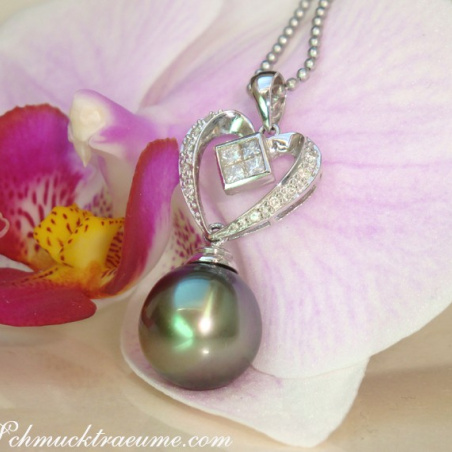 Feminine Tahitian Pearl Diamond Pendant