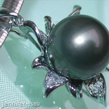 Pretty Tahitian Pearl Pendant with Diamonds (Blossom Style)