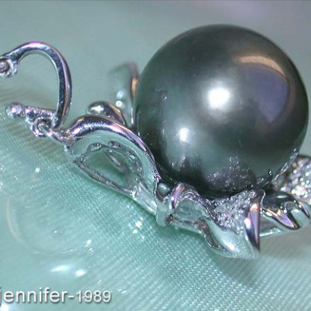 Pretty Tahitian Pearl Pendant with Diamonds (Blossom Style)
