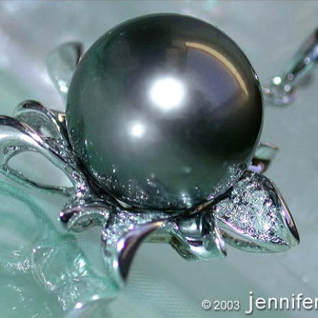 Pretty Tahitian Pearl Pendant with Diamonds (Blossom Style)