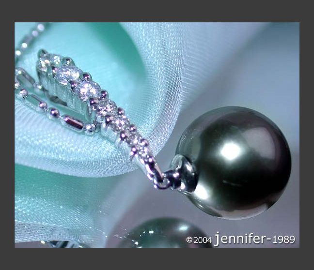 Pretty Tahitian Pearl Diamond Pendant in White gold Pretty Tahitian Pearl Diamond Pendant in White gold