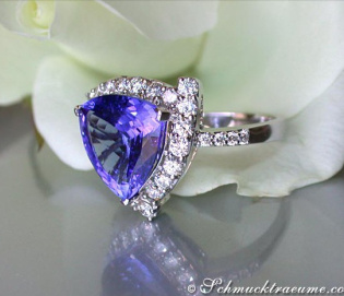 Attractive Tanzanite Ring with Diamonds