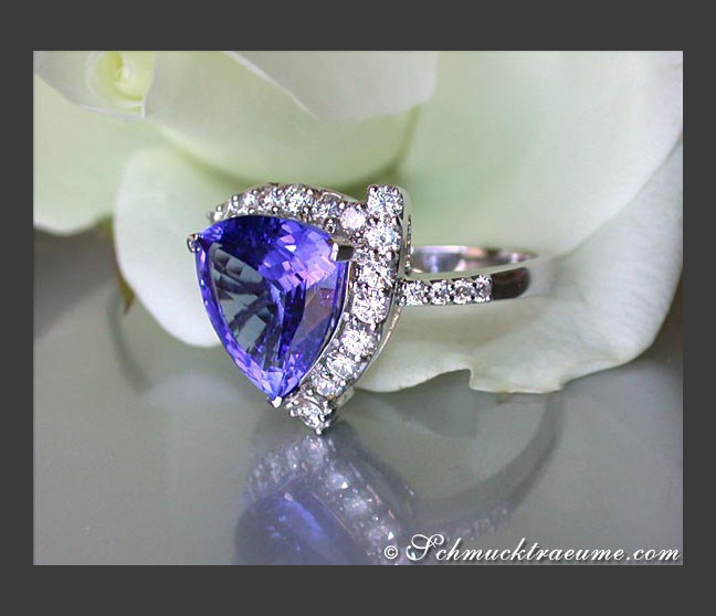 Attractive Tanzanite Ring with Diamonds Attractive Tanzanite Ring with Diamonds