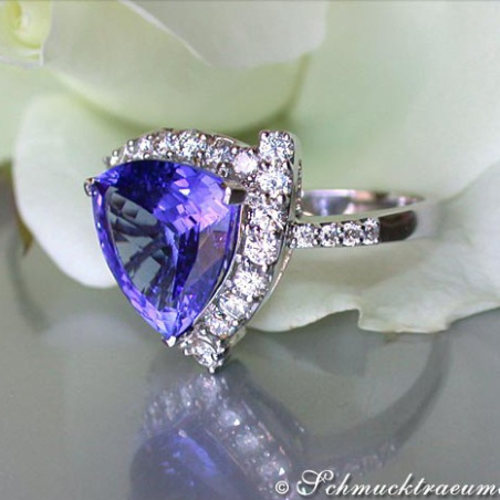 Attractive Tanzanite Ring with Diamonds