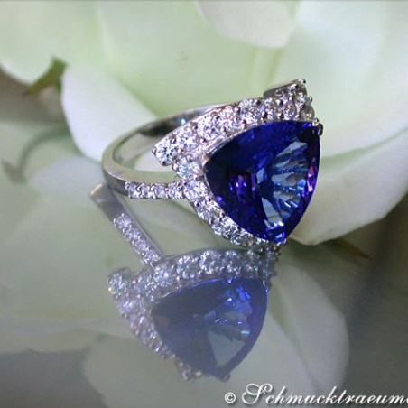 Attractive Tanzanite Ring with Diamonds