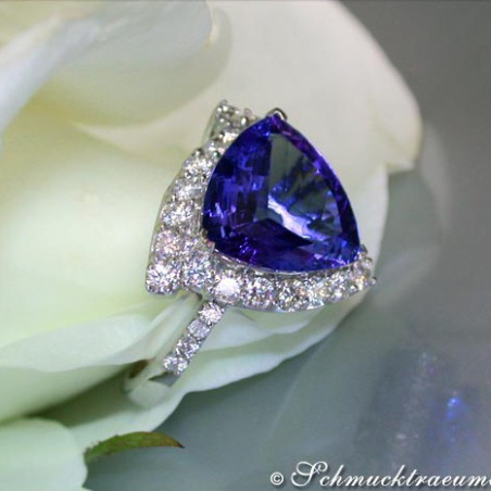 Attractive Tanzanite Ring with Diamonds