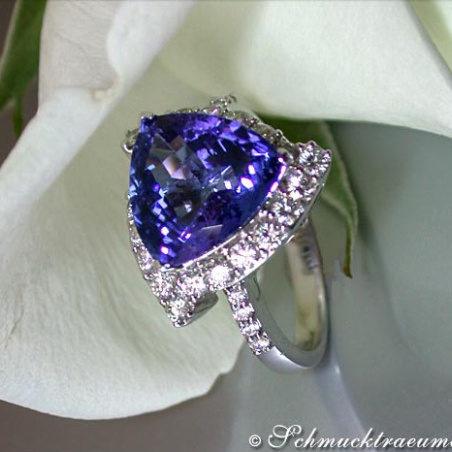 Attractive Tanzanite Ring with Diamonds