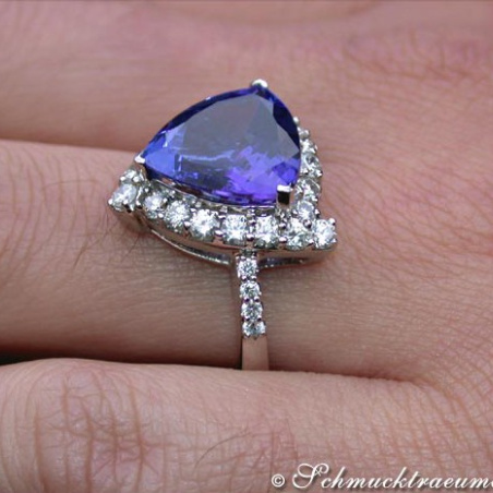 Attractive Tanzanite Ring with Diamonds