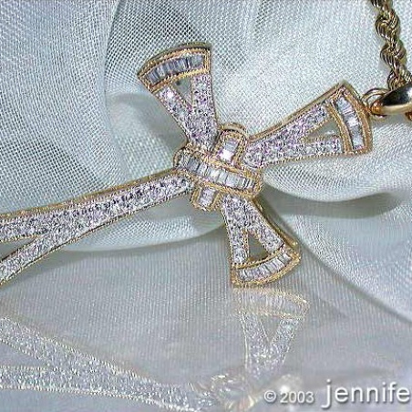 Precious Diamond Cross Pendant in Yellow gold
