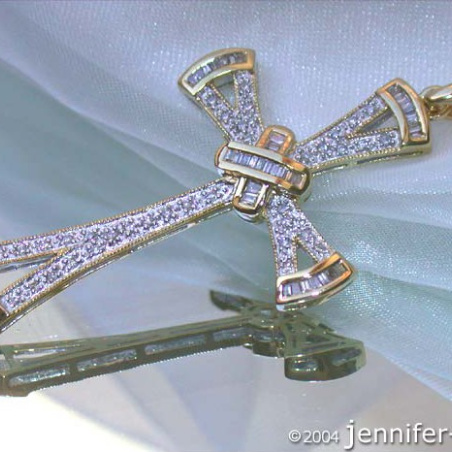 Precious Diamond Cross Pendant in Yellow gold