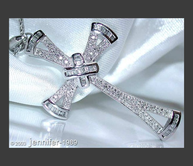 Precious Diamond Cross Pendant in White gold Precious Diamond Cross Pendant in White gold
