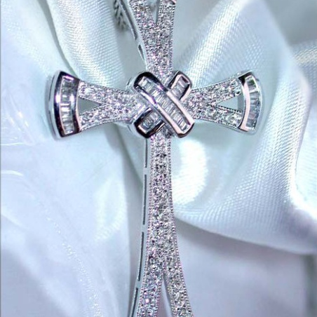 Precious Diamond Cross Pendant in White gold