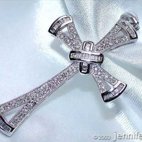 Precious Diamond Cross Pendant in White gold