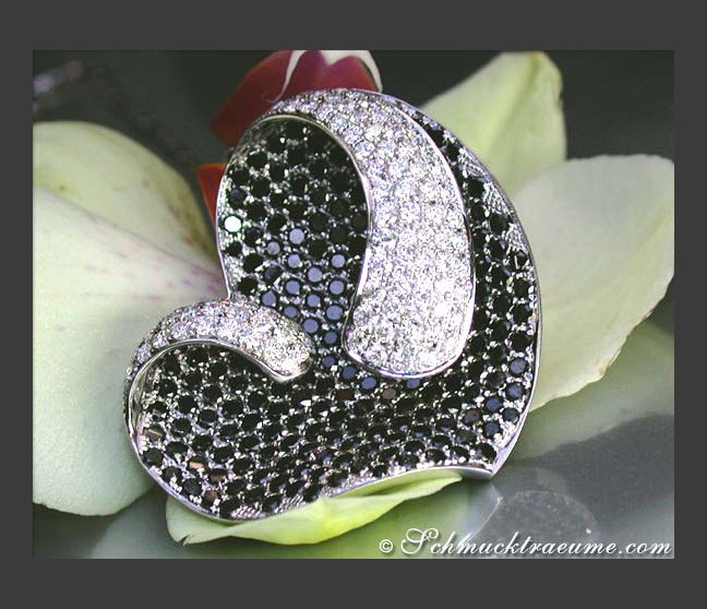 Top-class Black & White Diamond Heart Pendant Top-class Black & White Diamond Heart Pendant
