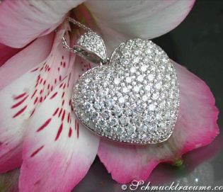 Magnificent Diamond Heart Pendant (4,05 ct.)