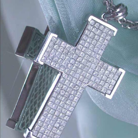 Exquisite Diamond Cross Pendant (3,92 ct.)