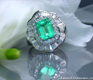 Glorious Emerald Ring with Diamonds