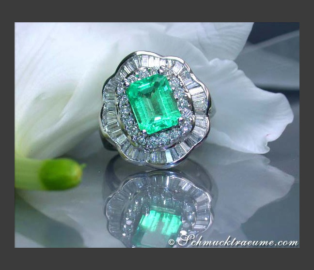 Glorious Emerald Ring with Diamonds Glorious Emerald Ring with Diamonds