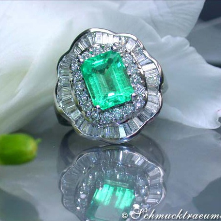 Glorious Emerald Ring with Diamonds