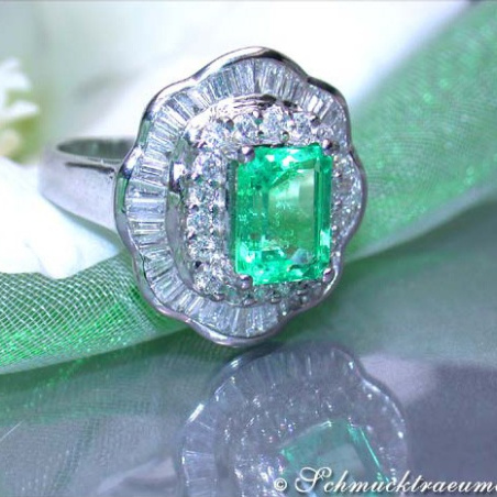 Glorious Emerald Ring with Diamonds