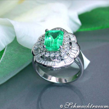 Glorious Emerald Ring with Diamonds