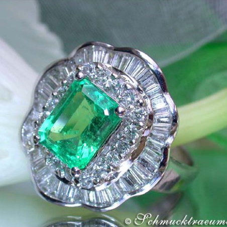 Glorious Emerald Ring with Diamonds