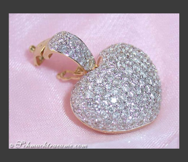 Pretty Diamond Heart Pendant in Yellow Gold Pretty Diamond Heart Pendant in Yellow Gold
