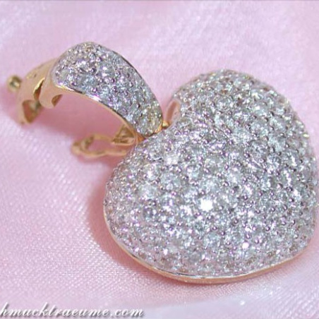 Pretty Diamond Heart Pendant in Yellow Gold