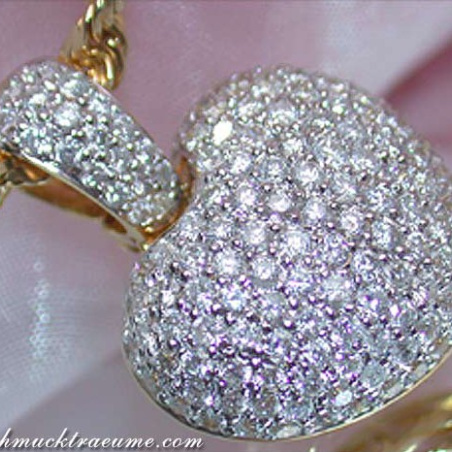 Pretty Diamond Heart Pendant in Yellow Gold