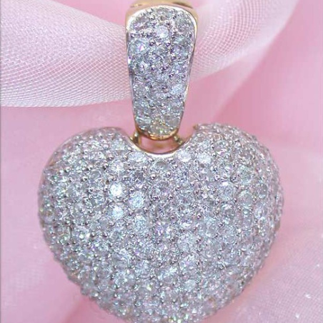 Pretty Diamond Heart Pendant in Yellow Gold