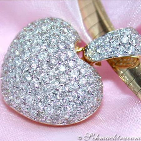 Pretty Diamond Heart Pendant in Yellow Gold