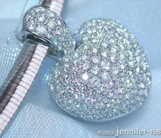 Timeless Diamond Heart Pendant in White gold