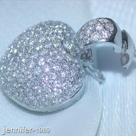 Timeless Diamond Heart Pendant in White gold