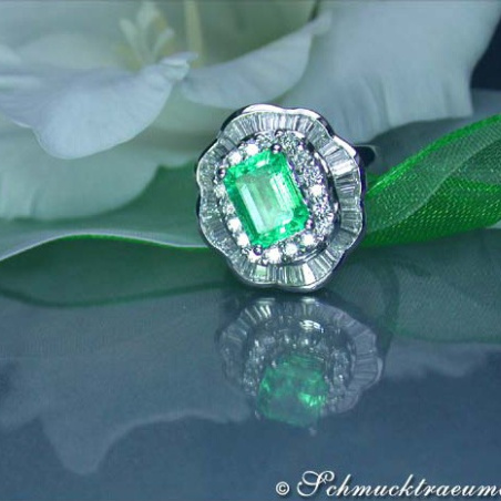 Glorious Emerald Ring with Diamonds