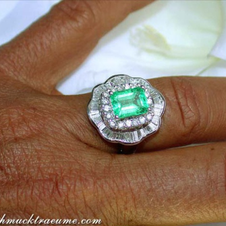 Glorious Emerald Ring with Diamonds