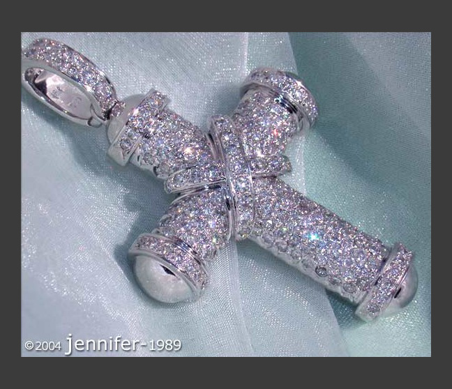 Stately Diamond Cross Pendant in White gold 18k Stately Diamond Cross Pendant in White gold 18k