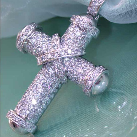 Stately Diamond Cross Pendant in White gold 18k