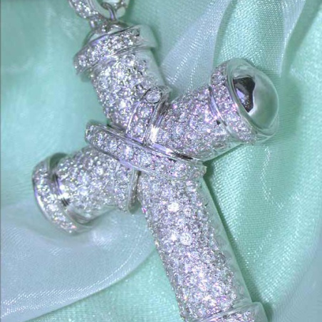 Stately Diamond Cross Pendant in White gold 18k
