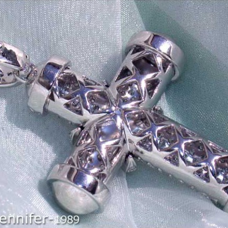 Stately Diamond Cross Pendant in White gold 18k