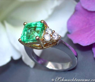 Exquisite Emerald Diamond Ring