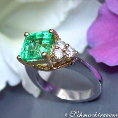 Exquisite Emerald Diamond Ring