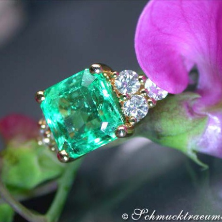 Exquisite Emerald Diamond Ring