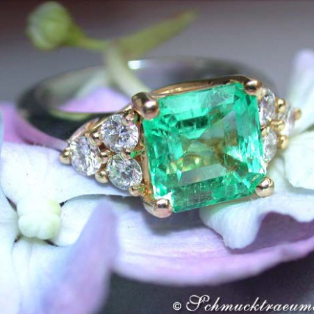 Exquisite Emerald Diamond Ring