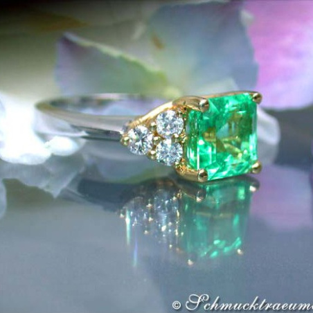 Exquisite Emerald Diamond Ring