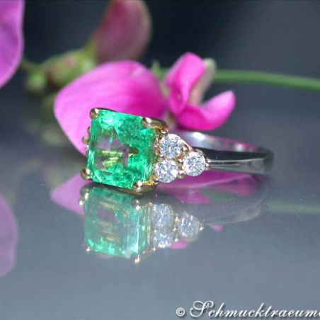 Exquisite Emerald Diamond Ring
