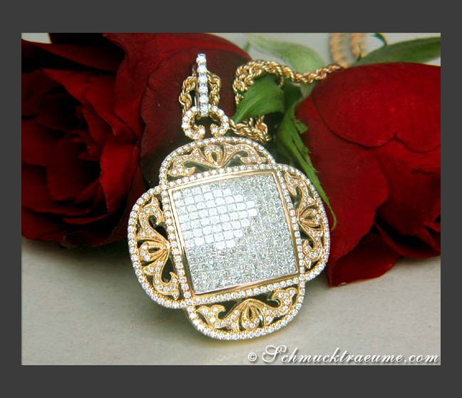 Spectacular Diamond Pendant of Finest Workmanship Spectacular Diamond Pendant of Finest Workmanship