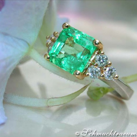 Exquisite Emerald Diamond Ring
