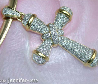 Precious Diamond Cross Pendant in Yellow gold