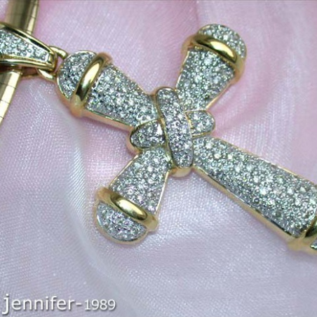 Precious Diamond Cross Pendant in Yellow gold